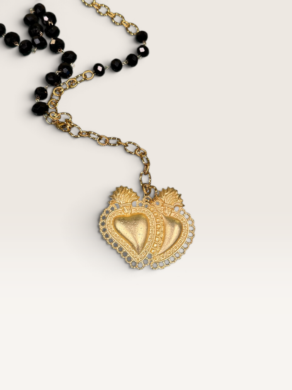Collana con Cristalli Neri e Cuore Sacro in Zama