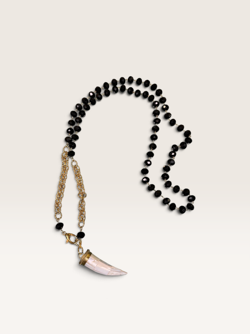 Collana in Cristalli Neri con Ciondolo Corno in Madreperla